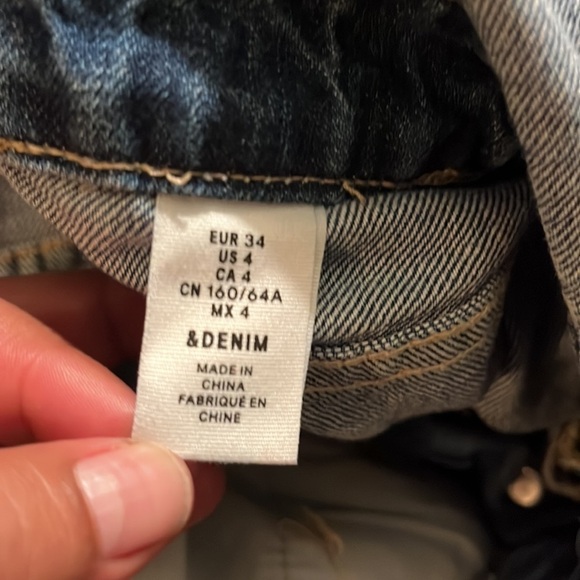 H&M distressed short overalls.  Size 4 in great condition. - Picture 5 of 5